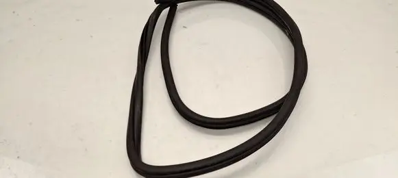 BMW 1 E81 E87 Front door rubber seal 7066617