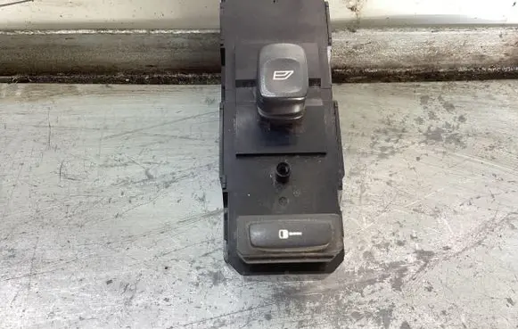 Volvo V70 Electric window control switch 30658117 02W38E