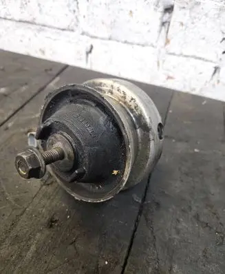 Engine mount bracket