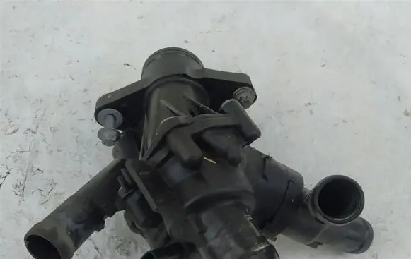 Mercedes-Benz A W176 Thermostat/thermostat housing A2702000615