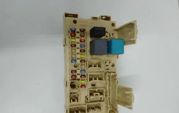 Toyota Avensis T250 Fuse module 82641CA010F 5180362437 N905762