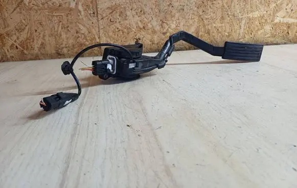 Accelerator throttle pedal