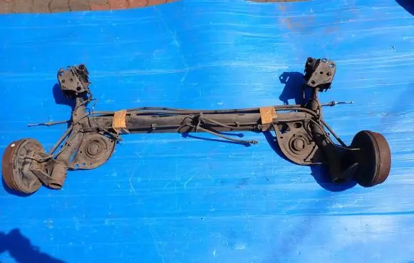 Nissan Note (E11) Rear axle beam 