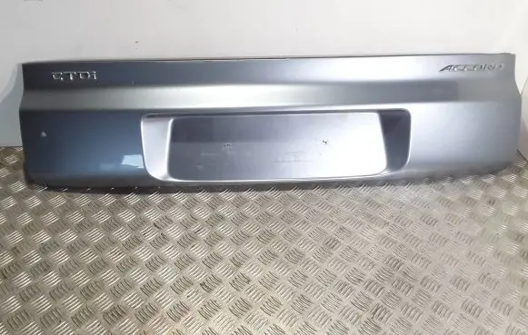 Tailgate trim