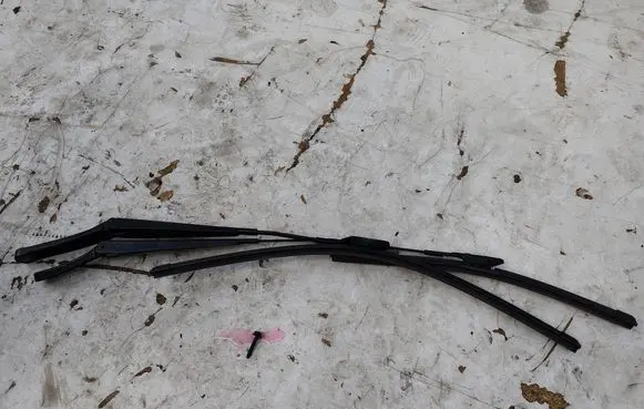 Volkswagen Golf VII Front wiper blade arm