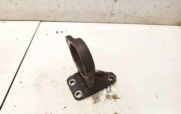 Engine mounting bracket
