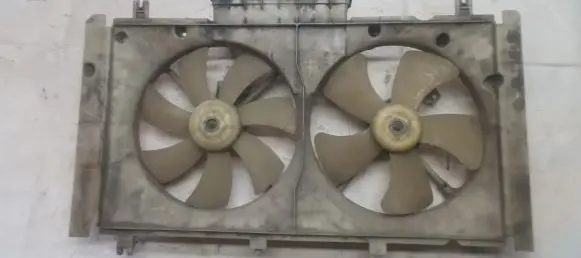 Radiator cooling fan shroud