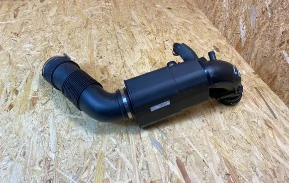 BMW 1 F40 Intake resonator 8675263