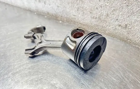 Opel Insignia A Piston with connecting rod 