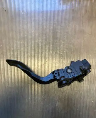 Accelerator throttle pedal