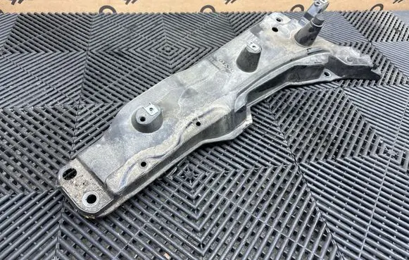 Volvo XC90 Fender mounting bracket 31391777