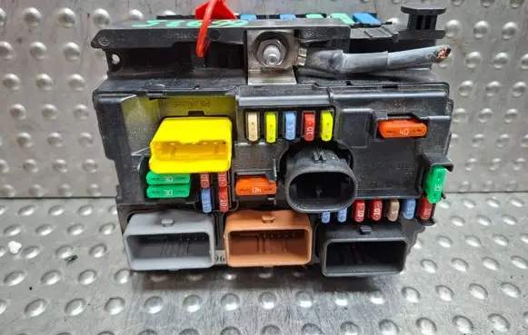 Peugeot 207 Fuse module S26312680 9667199680