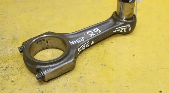 Jeep Cherokee III KJ Piston with connecting rod