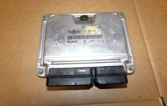 Volkswagen PASSAT B5.5 Engine control unit/module 0281010665