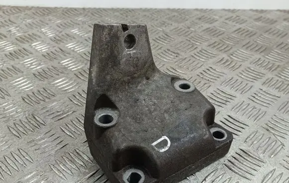 Jeep Grand Cherokee Engine mounting bracket