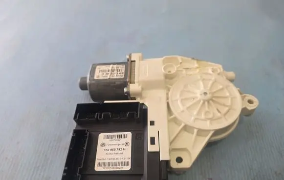Volkswagen Golf Plus Front door window regulator motor 1K0959792H 05074622 2310106060226