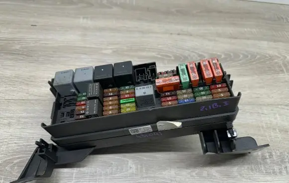 Mercedes-Benz ML W164 Fuse module A1645402372 13583853 5072426
