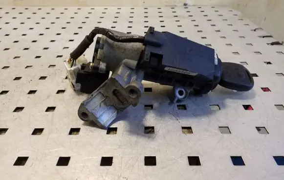 Toyota Avensis T220 Ignition lock 8978005021