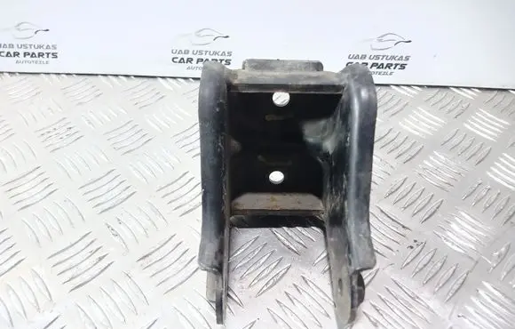 Suzuki SX4 Engine mounting bracket