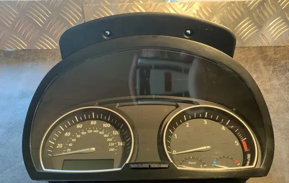 BMW X3 E83 Speedometer (instrument cluster) 102468114