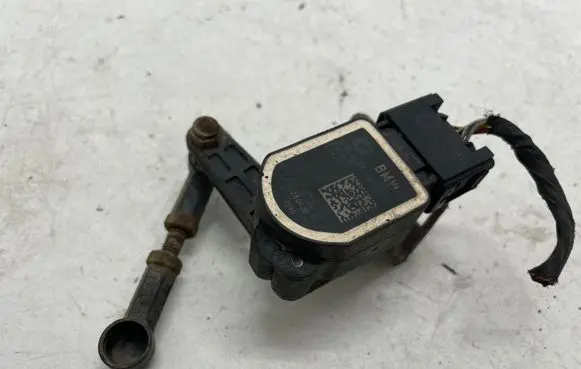 Headlight/headlamp level sensor