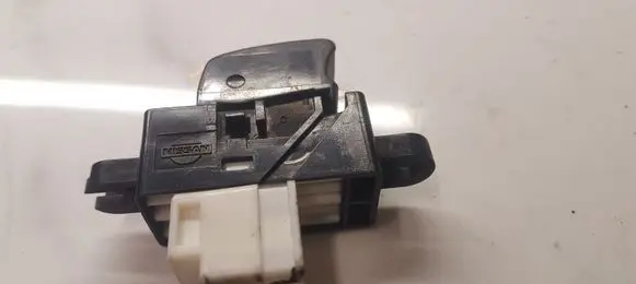 Nissan X-Trail T30 Electric window control switch