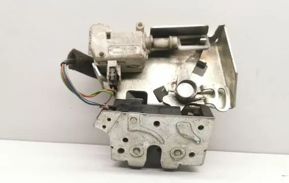 Ford Mondeo Mk III Tailgate/trunk/boot lock/catch/latch 43102AB