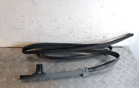 Toyota RAV 4 (XA40) Front door window/glass frame 