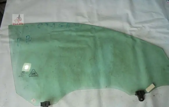 KIA Sportage Front door window glass four-door