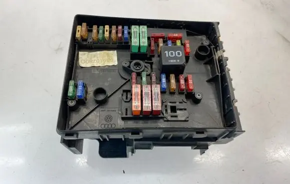 Volkswagen Golf V Fuse module 1K0937125A