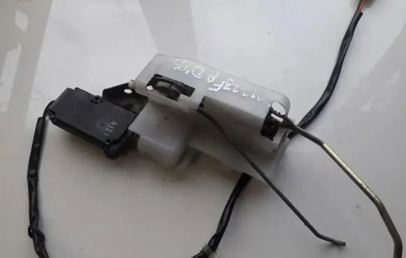 Mazda 323 F Front door lock