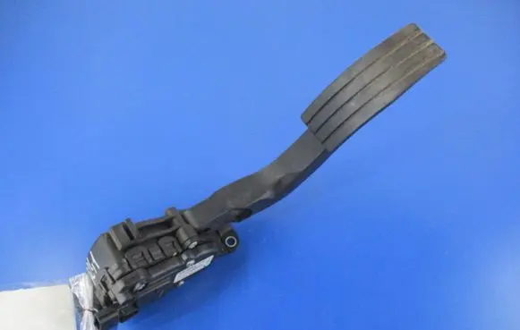 Renault Twingo II Accelerator throttle pedal 8200426241D