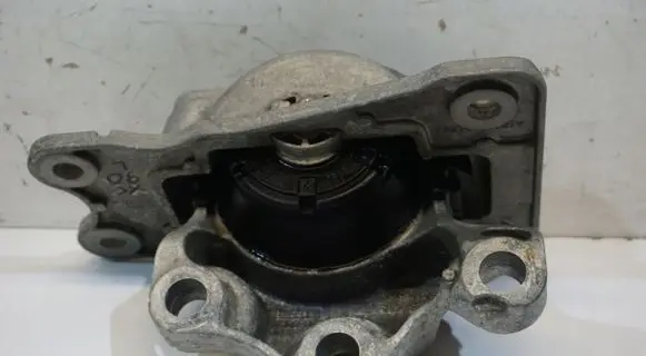 Volvo XC90 Engine mount vacuum valve 