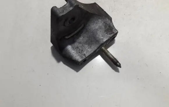 Toyota Avensis T250 Engine mounting bracket