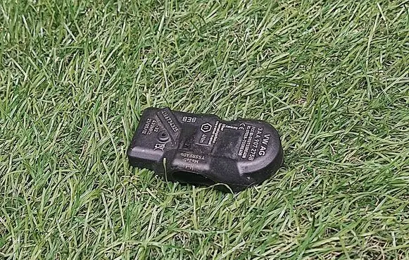 Volkswagen PASSAT B7 Tire pressure sensor 3AA907275B