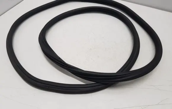 Trunk rubber seal (body)