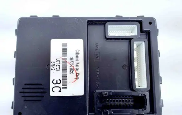 Suzuki Grand Vitara II Central body control module 3677076K20