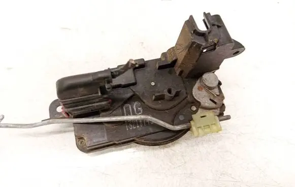 Opel Zafira B Front door lock 13210749