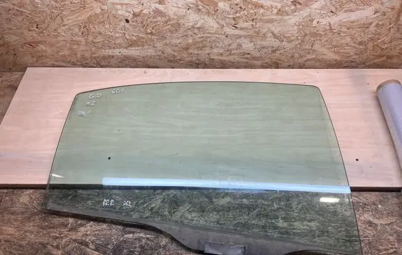 Rear door window glass