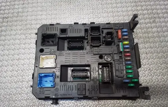 Peugeot Partner Fuse module 981218948002