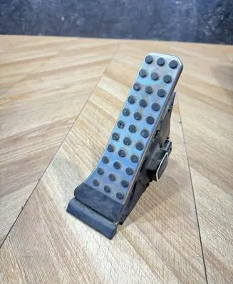 Mercedes-Benz C W204 Accelerator throttle pedal A2043000004 7000005702