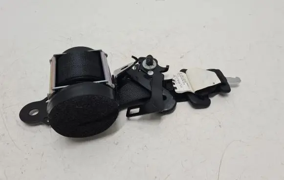 Middle seatbelt (rear)
