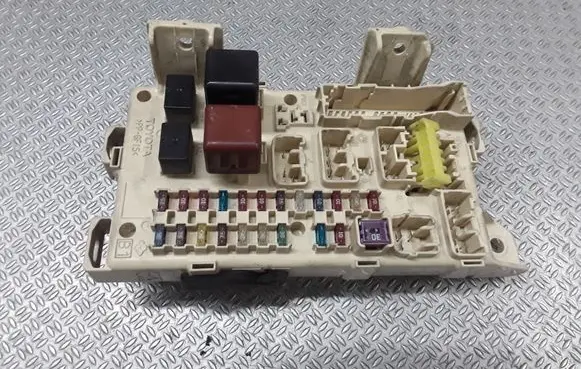 Toyota Avensis Verso Fuse module 8922144030
