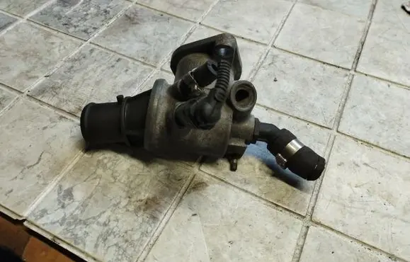 Thermostat/thermostat housing