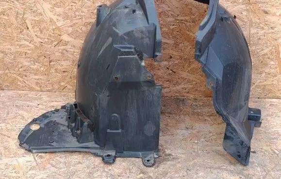 Front wheel arch liner splash guards