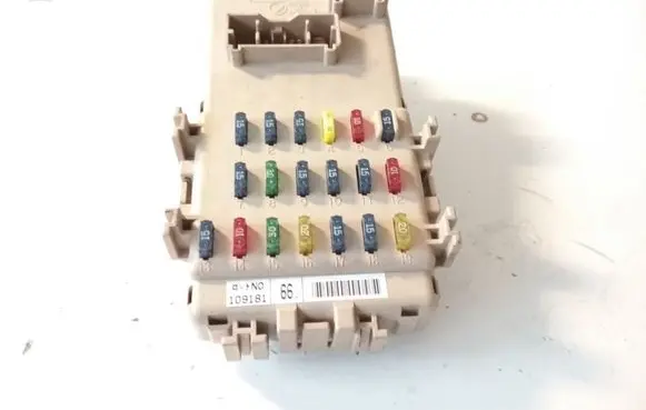 Subaru Legacy Fuse module JB200400 109181