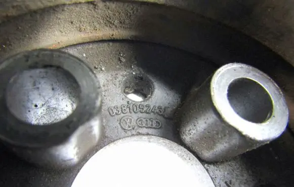 Volkswagen PASSAT B5 Crankshaft pulley 038105243