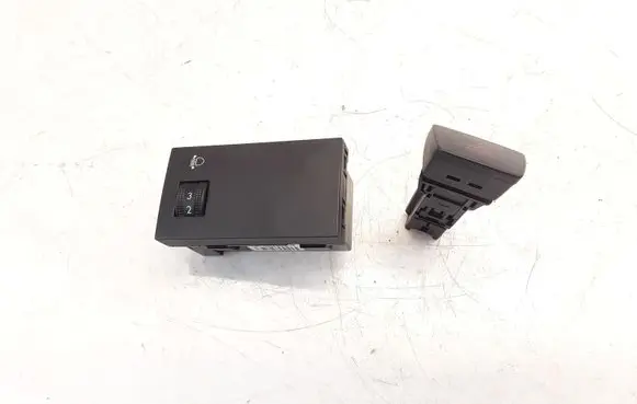 Mazda 2 Hazard light switch D651664H0 DF7366170