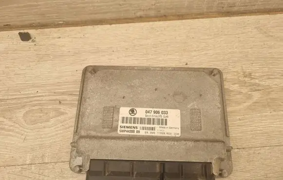 Skoda Fabia Mk1 (6Y) Engine control unit/module 047906033
