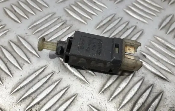 Volkswagen PASSAT B3 Brake pedal sensor switch 322945515